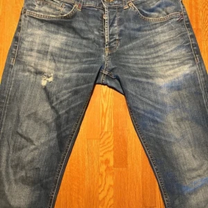 dondup  - Feta dondup George jeans, strl 34 med måtten på bilderna, hör av er vid frågor!
