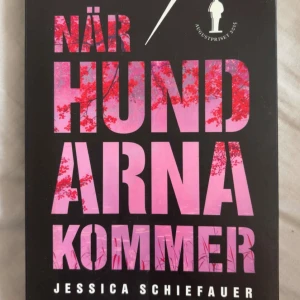 När hundarna kommer bok  - En prisbelönt ungdomsroman om kärlek, hat och våld. Två unga människor älskar varandra bortom sans och vett, samtidigt som en tragedi utspelar sig vid en stilla insjö. Boken är poetisk och gripande, och utforskar starka känslor och svåra val.