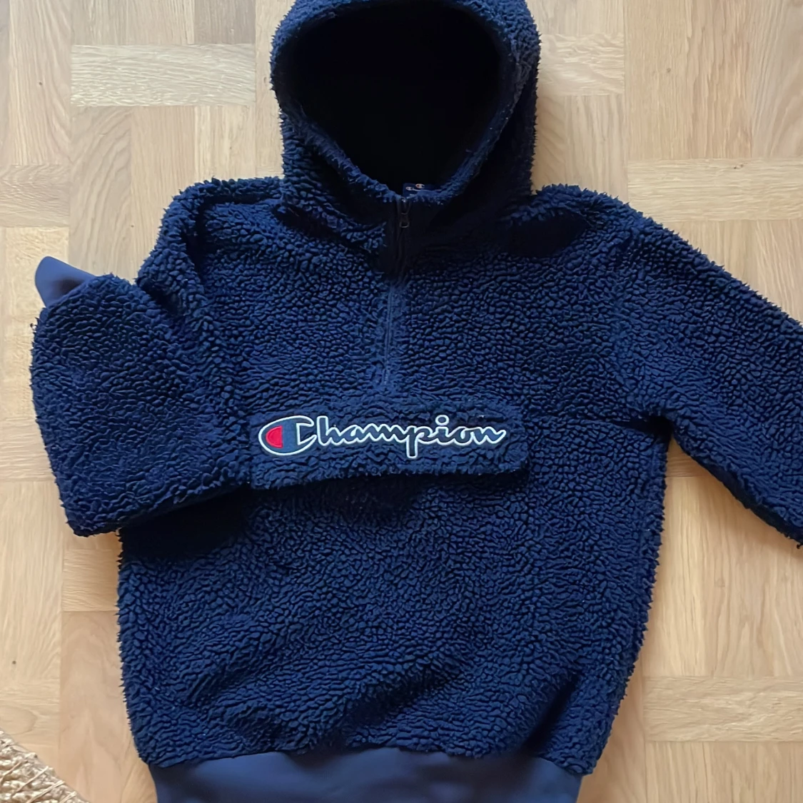 Mörkblå fleece hoodie från Champion