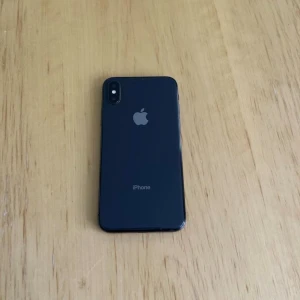 iPhone X - Snygg iPhone X med svart färg. Den är i bra skick och fungerar som den ska. 