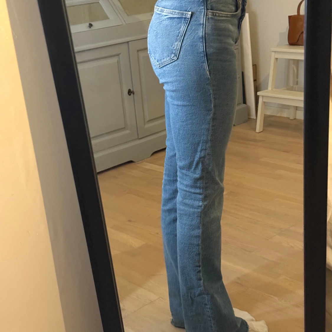 Blå bootcut jeans med hög midja - 1