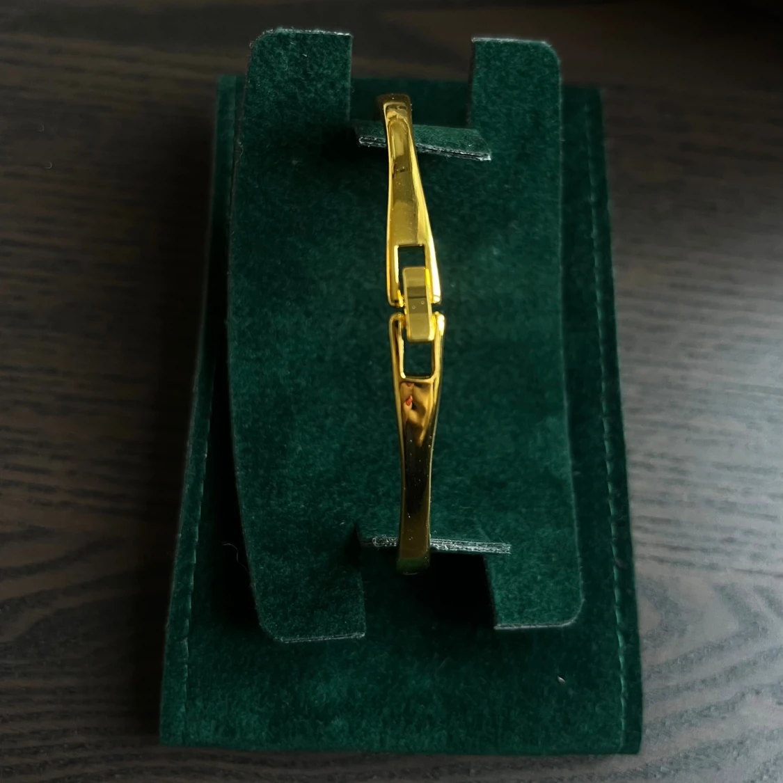 Guldarmband med kristaller och H-detalj - 1