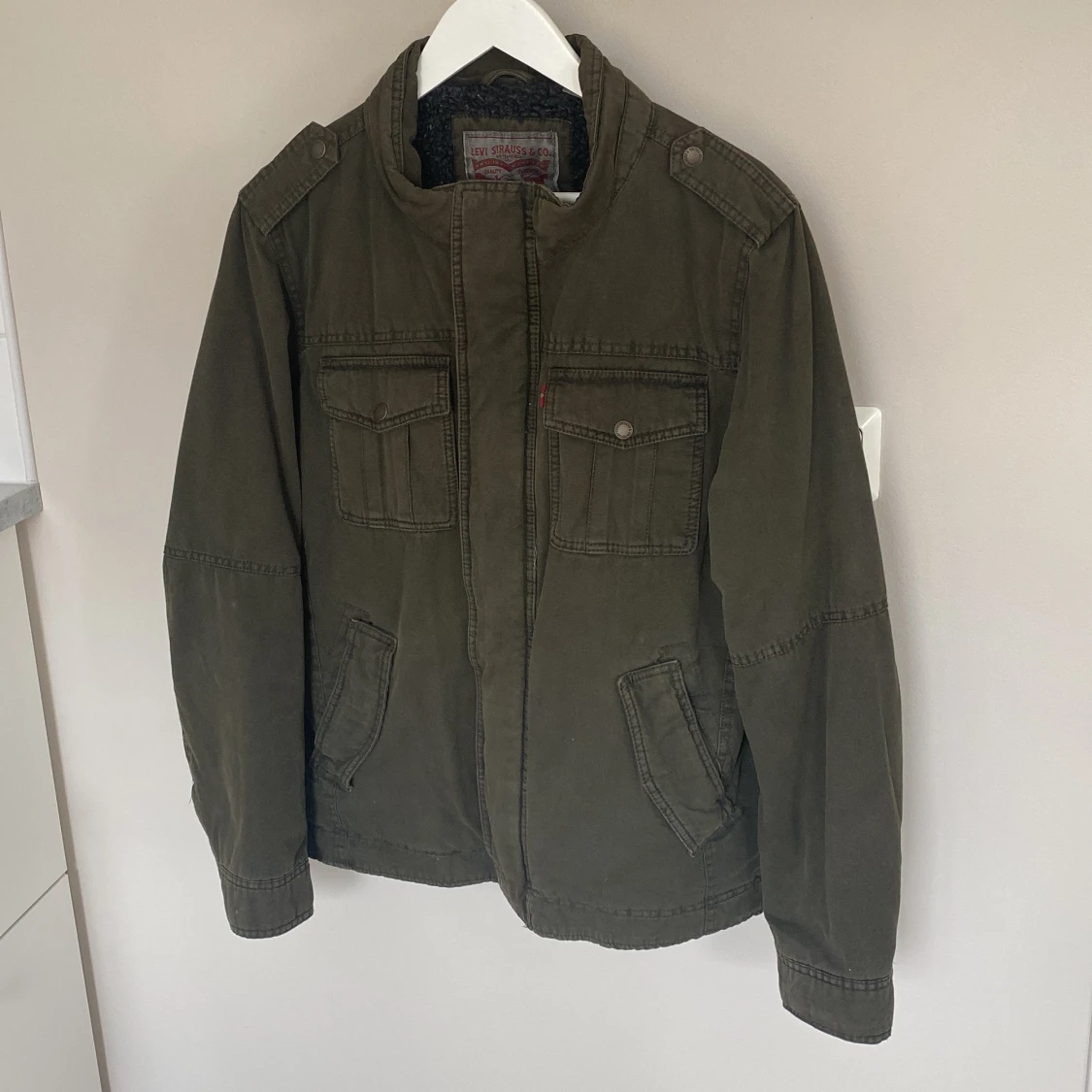 Olivgrön jacka från Levi's, storlek M