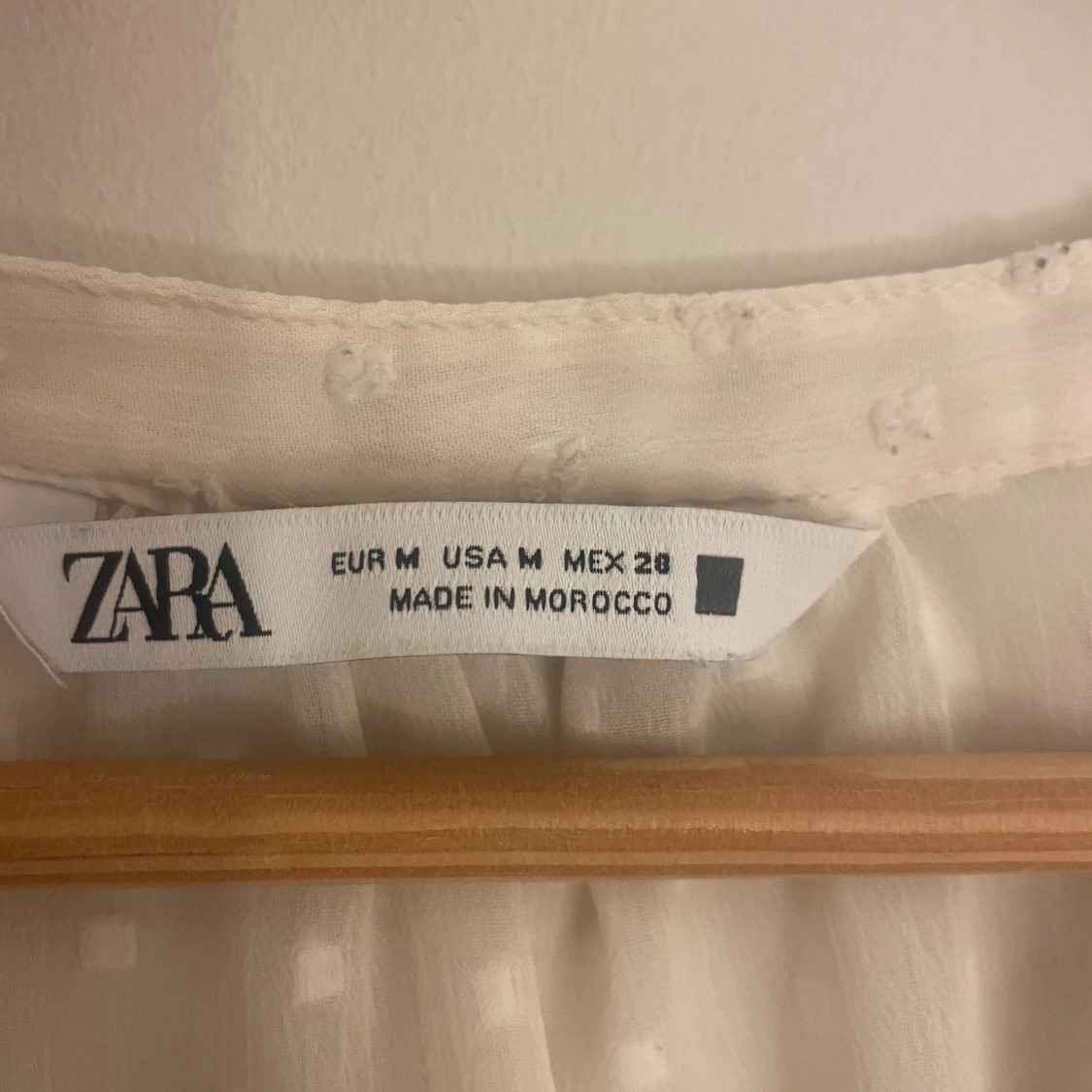 Vit blus med volang från Zara - 2