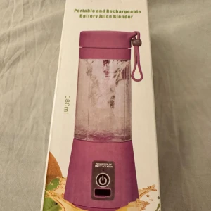 Portable and Rechargeable Battery Juice Blender mixer - Smidig och uppladdningsbar juiceblender på 380ml, perfekt för smoothies och juicer. Lätt att ta med, säkerhetsfunktioner och snabb blandning på under 1 minut. Kan användas som vanlig kopp. Finns i flera färger. Ny i förpackning, inga synliga defekter.