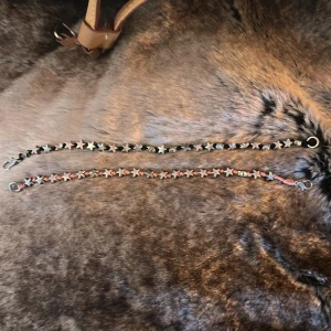 Stjärnarmband i silver  - Två smala armband med små stjärnor i silver färg. En för 49kr, båda för 89! 