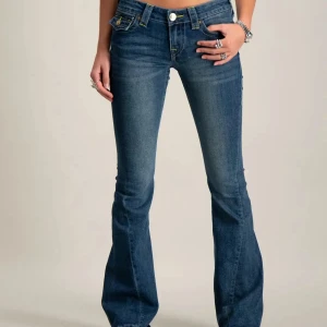 True religon  - Snygga blåa jeans från true religon. Använda ett par gånger lite slitna ner till, low raise, tvättas innan köp , neon färg bak på ”fickorna” 