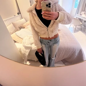 Bege höstjacka🤎 - Jätte fin från hm säljs ej längre. Inga defekter förutom läppstift som har råkat komma på insidan av jackan finns bild på sista sidan, fläcken syns varken utanpå jackan eller från fickan men går säkert bort i tvätten😇