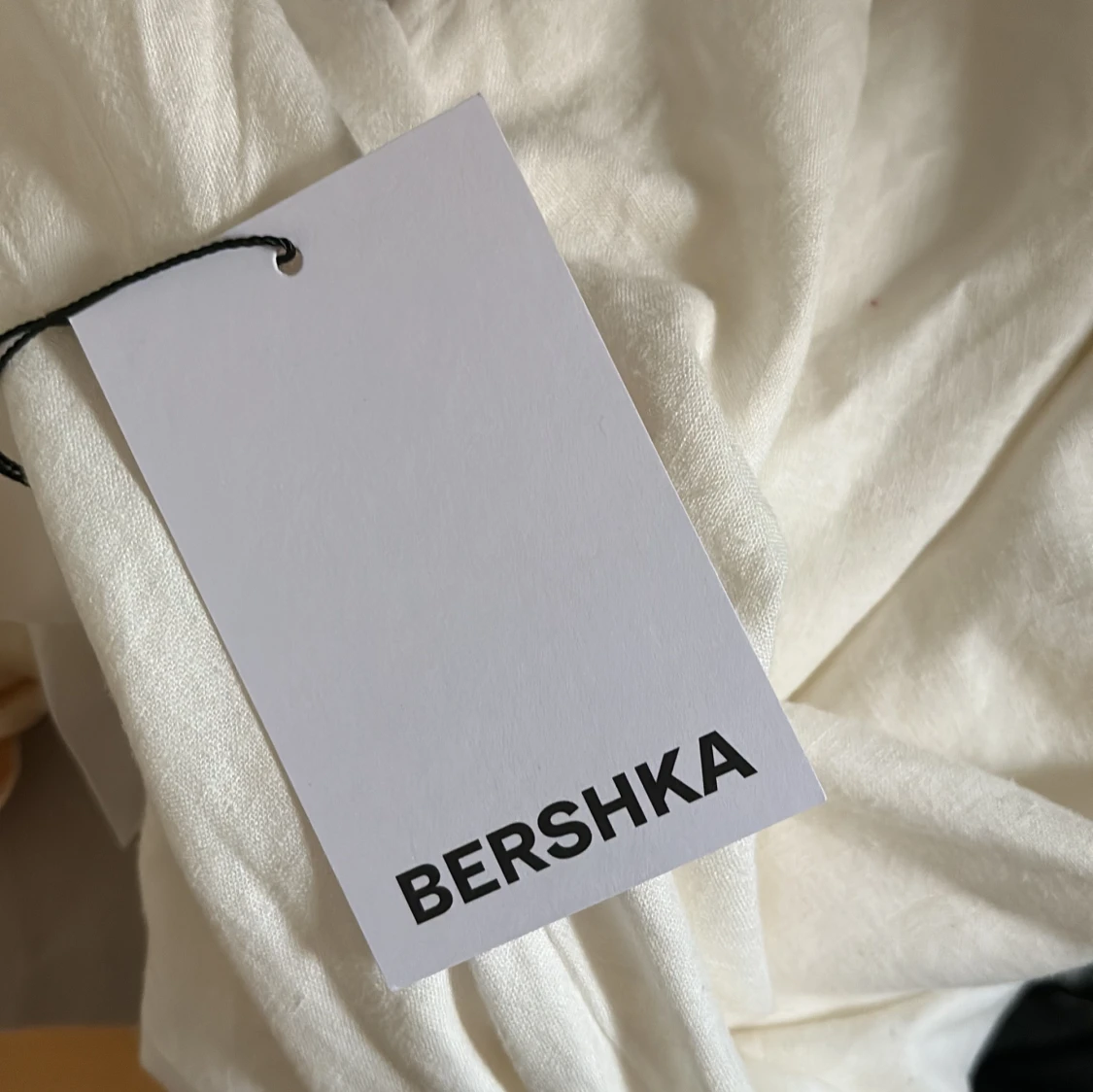 Vit kort klänning med smala axelband Bershka - 4