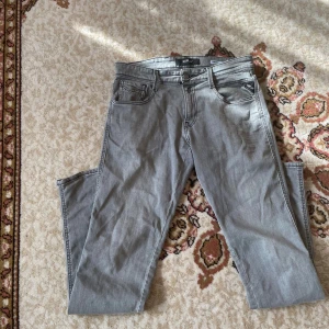 Replay jeans  - Gråa replay anbass jeans i storlek 30/34.