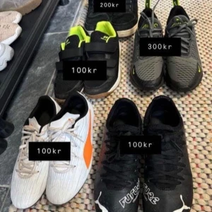 Nike Air 270 grå sneakers - Snygga Nike Air 270 sneakers i grått med svarta och neongula detaljer. Skorna har ventilerande mesh, snörning och en tydlig Air-dämpning i sulan för extra komfort. Perfekta för dig som gillar sportig stil och vill ha något som sticker ut.