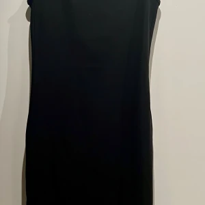 Svart klänning Bikbok/DK Noelle S - En svart, tight och ärmlös klänning från Bikbok/ DK Noelle i storlek S.  Mycket bra skick, använd en gång.