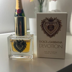 Devotion - Dolce & Gabbana - Doftar som en citronkaka, passar alla årstider. Ca 80% kvar. Kan frakta samt mötas upp i Göteborg🤍