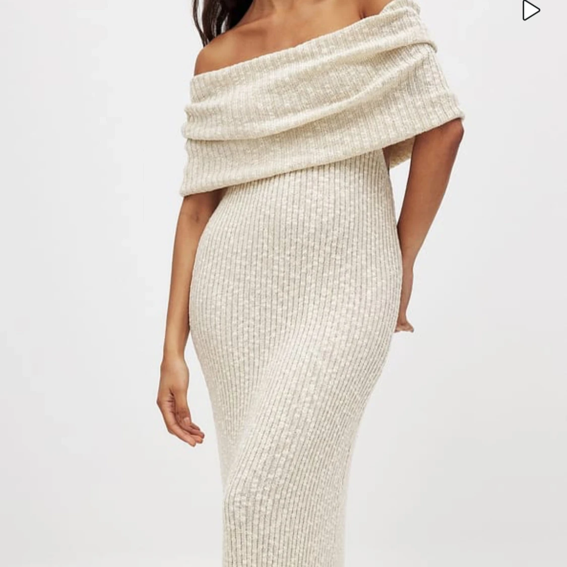 Beige ribbad offshoulder långklänning - 1