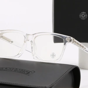 Transparenta glasögon från Chrome Hearts - Snygga glasögon från Chrome Hearts med transparent fyrkantig båge i plast och silverdetaljer på skalmarna. Ikonisk blomma ingraverad på linsen och på skalmarna. Perfekt för dig som vill sticka ut med en cool och modern look. Låda kommer inte med 