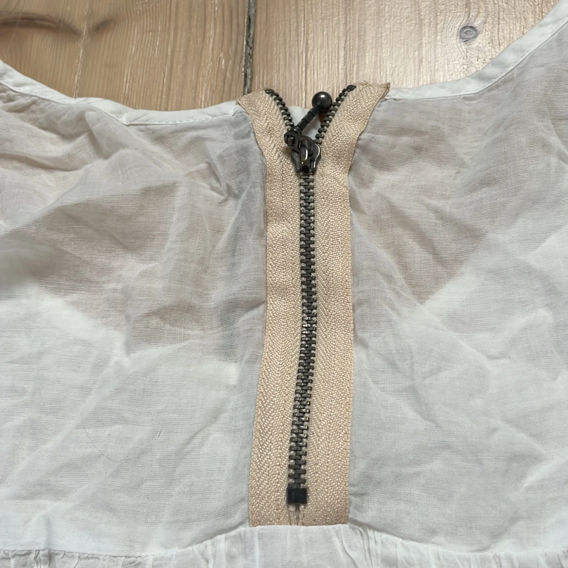 Vit ärmlös linnetopp med spetskant - 1