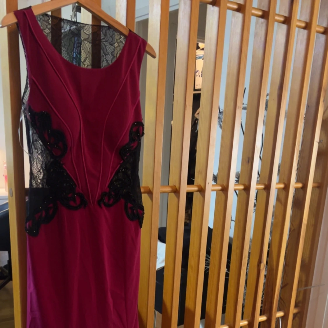 Mörkrosa långklänning med spets från Odrella - 4