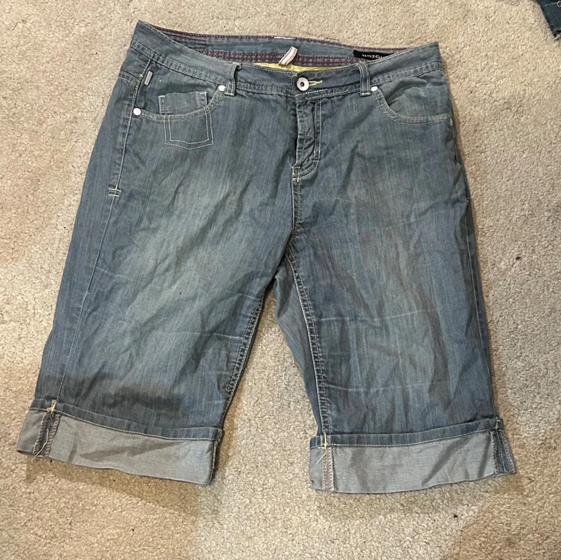 Grå jeansshorts med broderade fickor