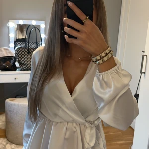 Vit blus - Vit silke blus från missay 
