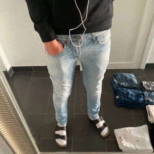 Dondup Jeans George - Trendigaste jeansen på marknaden. Skick = 9,5/10 Nypris = 4000 kr Säljs för = 1199 kr