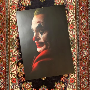 Joker poster  - Låt ditt rum få en unik prägel med denna vackra poster. Storleken 50x70 cm och trycket på papper av högsta kvalitet gör den både personlig och hållbar.