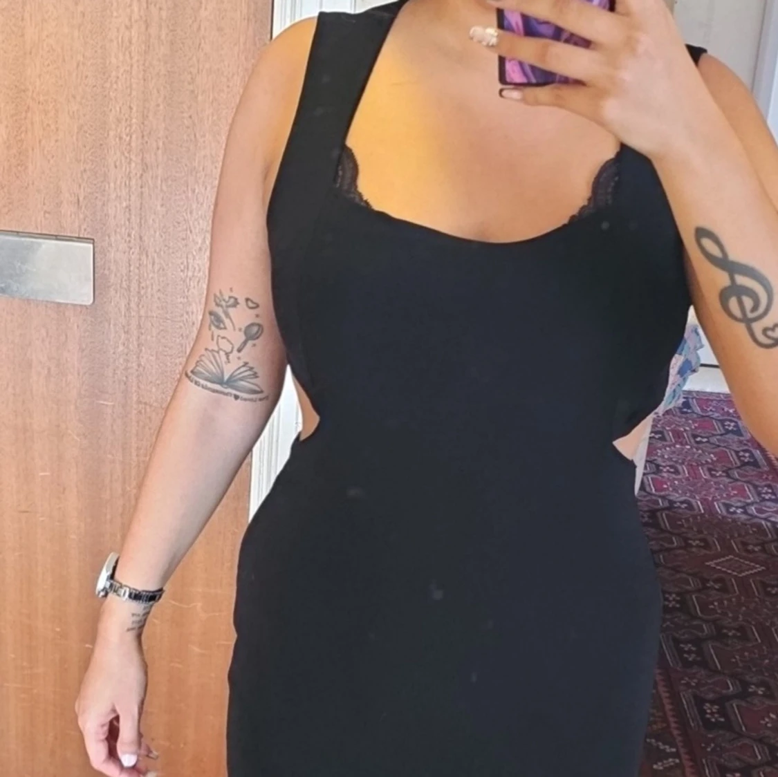 Svart midiklänning med cutouts