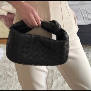  flätad väska - Svart flätad väska i mocka med knytdetalj. Får plats med mycket. Fler bilder och bättre pris på vnted @ez258