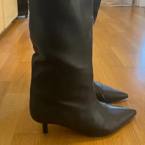 Spetsiga Stövlar / Boots med klack från Nelly - Säljer ett par svarta stövlar i skinnimitation med spetsig tå och låg klack. Så himla fina och jättemjuka och sköna att gå i. Endast använda en gång så superfint skick. Klacken är ca 5cm ✨✨ Kan mötas upp i Sthlm! Storlek 41 men sitter perfekt på mig som alltid har 40.