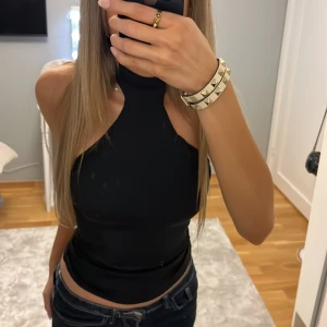 Polo topp - Svart tajt polo topp i nyskick med prislapp på