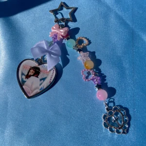 BLADEE - VALERIE - keychain - 1st Keychain med BLADEE motiv. Alla DRAIN GANG beställningar kommer med foto + DRAINBABY sticker. Alla beställningar kommer med freebies