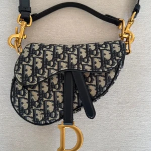 Dior saddle  - Säljer min äkta dior saddle väska 🫶🏻 självklart äkta och passar till alla outfits . Skicket är väldigt fin jag har använt den 5-8 gånger . Tyvär behöver jag bli av med den för behöver pengar till nåt annat 