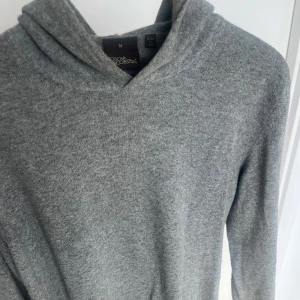 Kashmirhoodie Oscar Jacobson - Mjuk Kashmir hoodie från Oscar Jacobson. Väldigt bra skick, skriv för frågor!