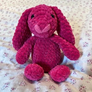 Mörkrosa virkad Jellycat kanin - När man är klar med tenta så får man fira lite!🩷🎉🎊Vet att ni ÄLSKAR Jellycatkaninerna, och jag har en hel hög på gång men här har vi en i mörkrosa sålänge🩷!Dessa innehåller säkerhetsögon som inte rekommenderas för barn under 3 år!