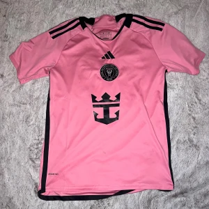 Inter Miami Messi 10 fotbollströja  - Inter Miami CF fotbollströja i rosa. Storlek S, Messi nr 10 står det på ryggen 