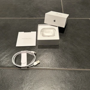 AirPods 4 - Säljer ett par AirPods 4 (kopior) som är identiskt till originalet. Helt nya aldrig använda, bara öppnade från förpackningen. Hör av dig vid funderingar!🎧