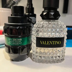 Spicebomb Night Vision EdP  - Spicebomb Night Vision från Viktor & Rolf är en Eau de Parfum med en cool, modern design. Perfekt för dig som vill sticka ut och ge ett starkt intryck. Snygg flaska som drar blickarna till sig.