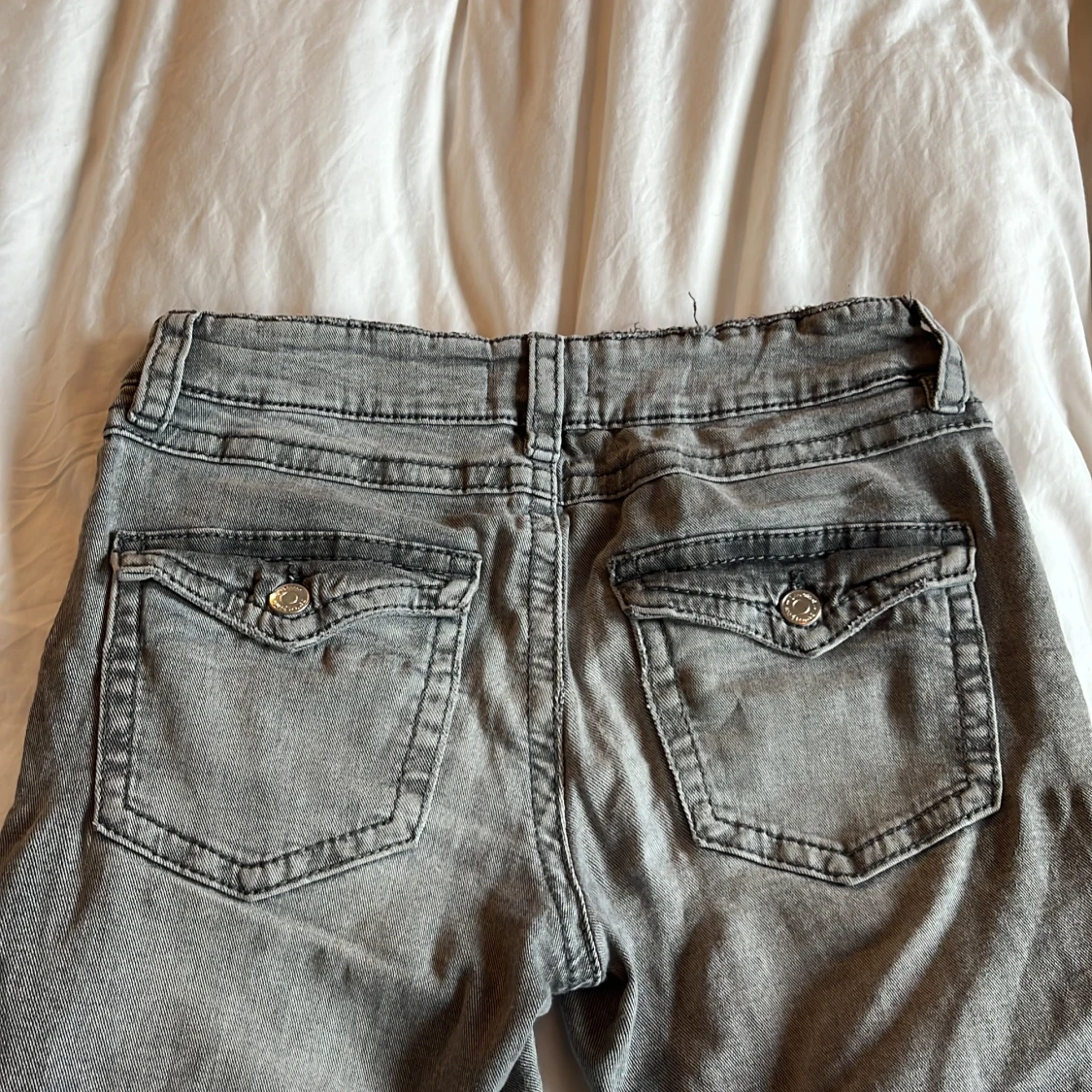 Grå bootcut jeans med fickdetaljer - 3