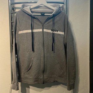 Hugo boss hoddie - Här är en jätte fin boss tröja som säljs pga ingen användning tröjan är i nyskick och har inga defekter! Hör av er vid frågar