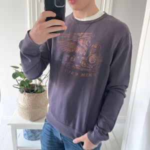 Denim and supply sweatshirt  - Denim and supply sweatshirt , använd men inga defekter. Modellen är 180,75 kg. Storlek M! 