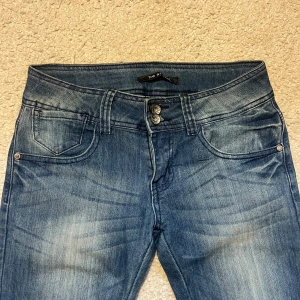 Blå jeans från Be Styled  - Snygga blå jeans från Be Styled med låg midja och utsvängda ben. Säljer pga dom är för små för mig. Endast använda ett fåtal gånger och inköpspris på 800kr. Skriv för fler bilder!