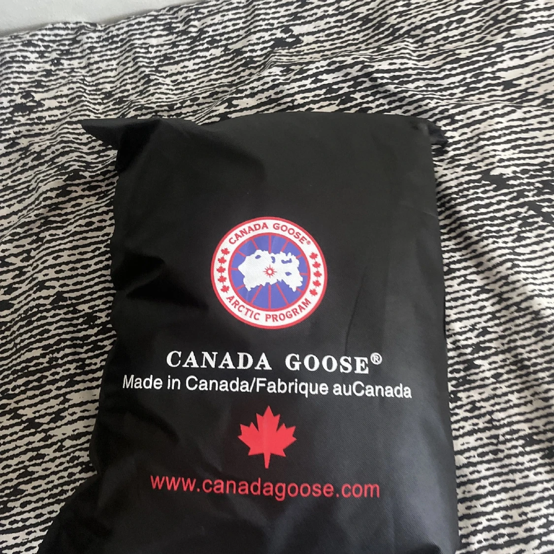 Svart dunjacka med päls från Canada Goose - 3