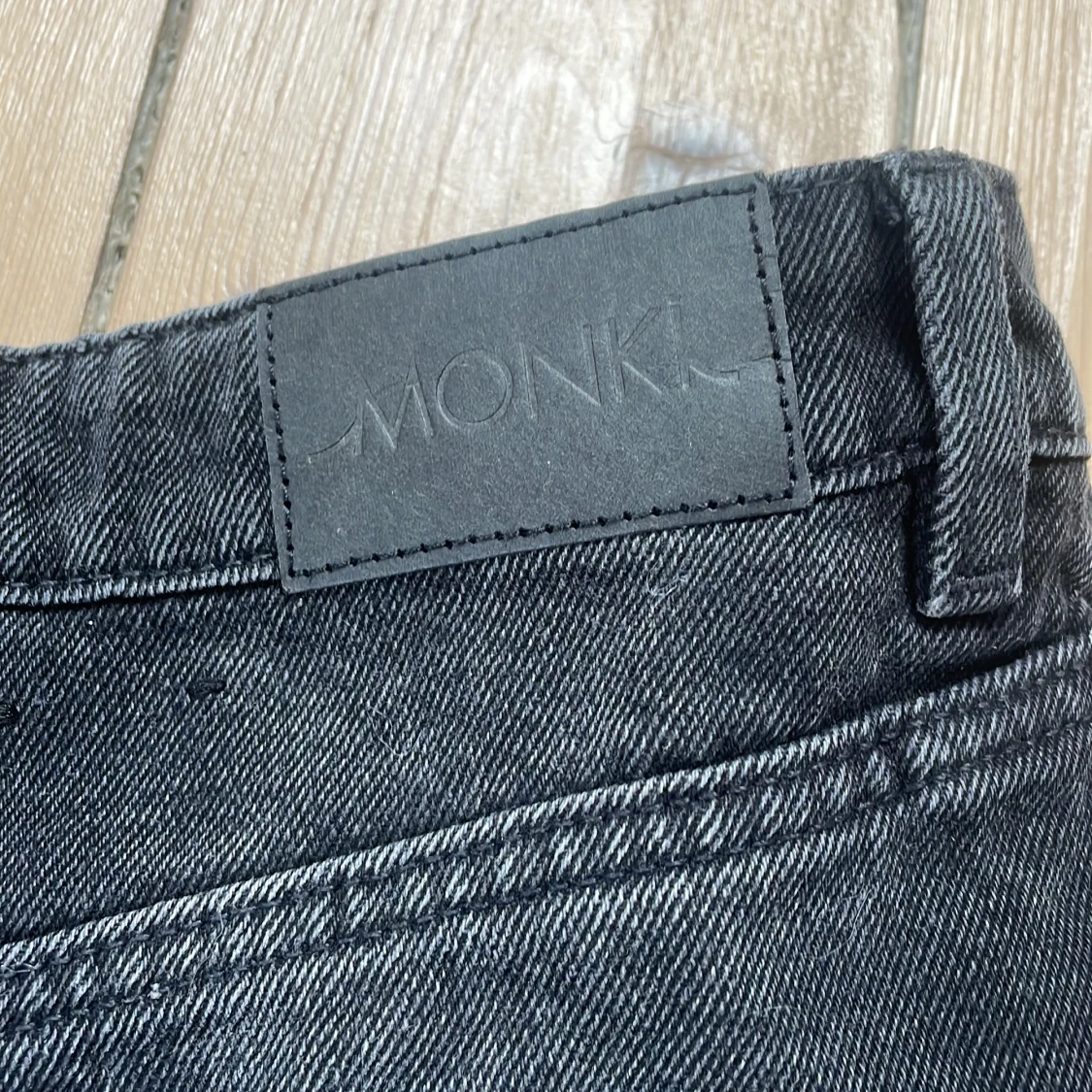 Svart jeanskjol med plisserad kant från Monki - 1