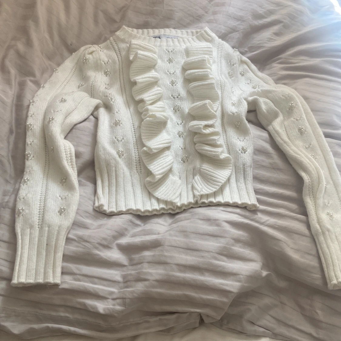 Vit stickad tröja med volang från Zara