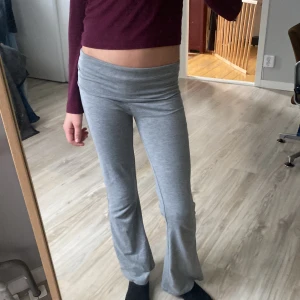 Grå bootcut mjukisbyxor - Grå mjukisbyxor med bootcut  Byxorna är i mjukt och stretchigt material, jag säljer för att dom är lite för små, har använt många gånger men är i ett mycket bra skick 💗