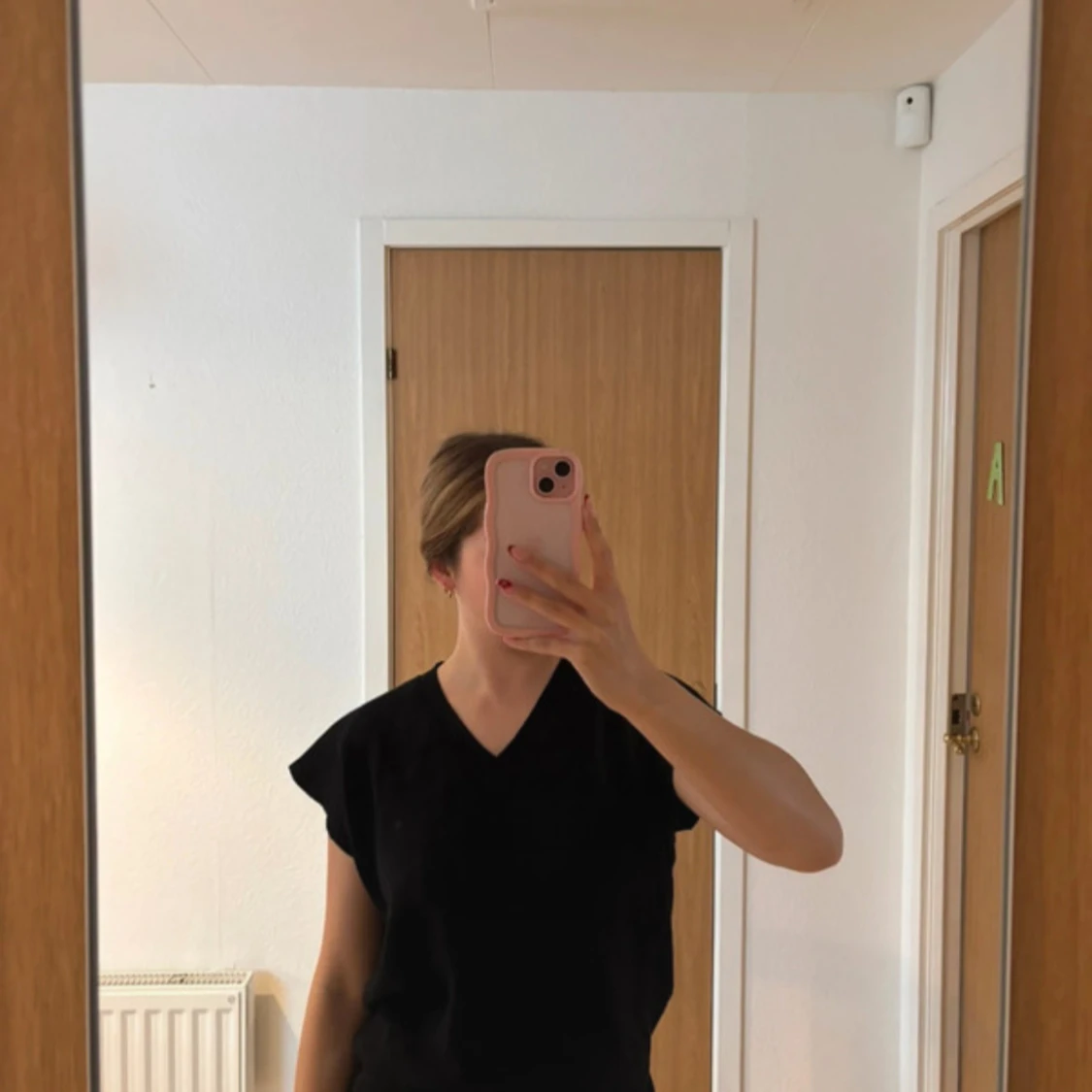 Svart topp med v-ringning från Amalia