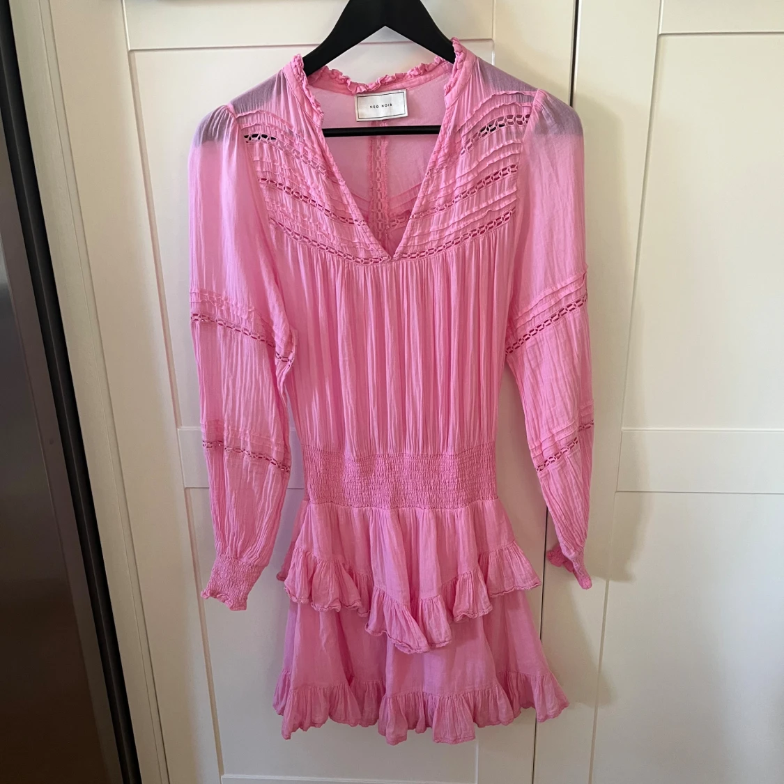 Rosa volangklänning från Neo Noir - 1
