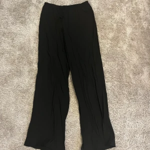 Svarta linnebyxor från Zara - Svarta, vida byxor från Zara i storlek S. Byxorna har resår i midjan med snörning och är tillverkade i ett lätt, luftigt tyg som ger en avslappnad känsla. Perfekta för en chill och stilren look.