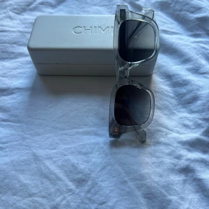 CHIMI transparenta solglasögon Core 04 - Snygga transparenta solglasögon från CHIMI, modell Core 04. Kommer med originalfodral och tygpåse. Nypris 1400. Helt nya och oanvända