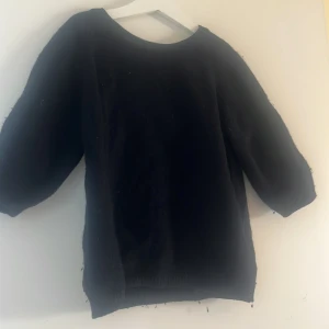 Svart stickad tröja från Zara med half zip - Mörkblå stickad tröja från Zara i storlek M. Tröjan har kort ärm och en halv zip där bak. Perfekt för chill vibes. Enkel att matcha med jeans eller kjol. Liten o storleken så passar xs. Pris kan diskuteras💕