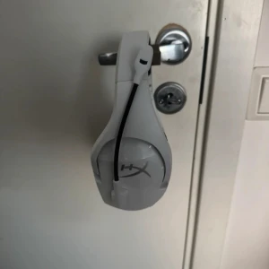 HyperX Cloud Stinger Core Wireless - HyperX Cloud Stinger Core Wireless gamingheadset i vitt, med mikrofon och USB-laddkabel. Lätt och bekvämt, upp till 17 timmars batteritid, 40mm element och brusreducerande mikrofon. Headsetet och tillbehör ser ut att vara i gott skick utan synligt slitage.